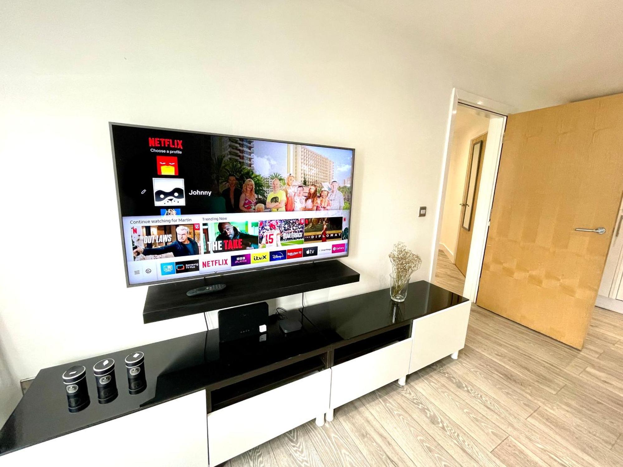 Rnm - Business Professionals Stay, Walsall City Centre, 2 Bedroom With Ensuite And Bathroom, Entire Place, Kitchen & Washroom With Amenities, Smart Tv, Easy Access, Fast Wifi, Parking Nearby, Great Transport Links מראה חיצוני תמונה
