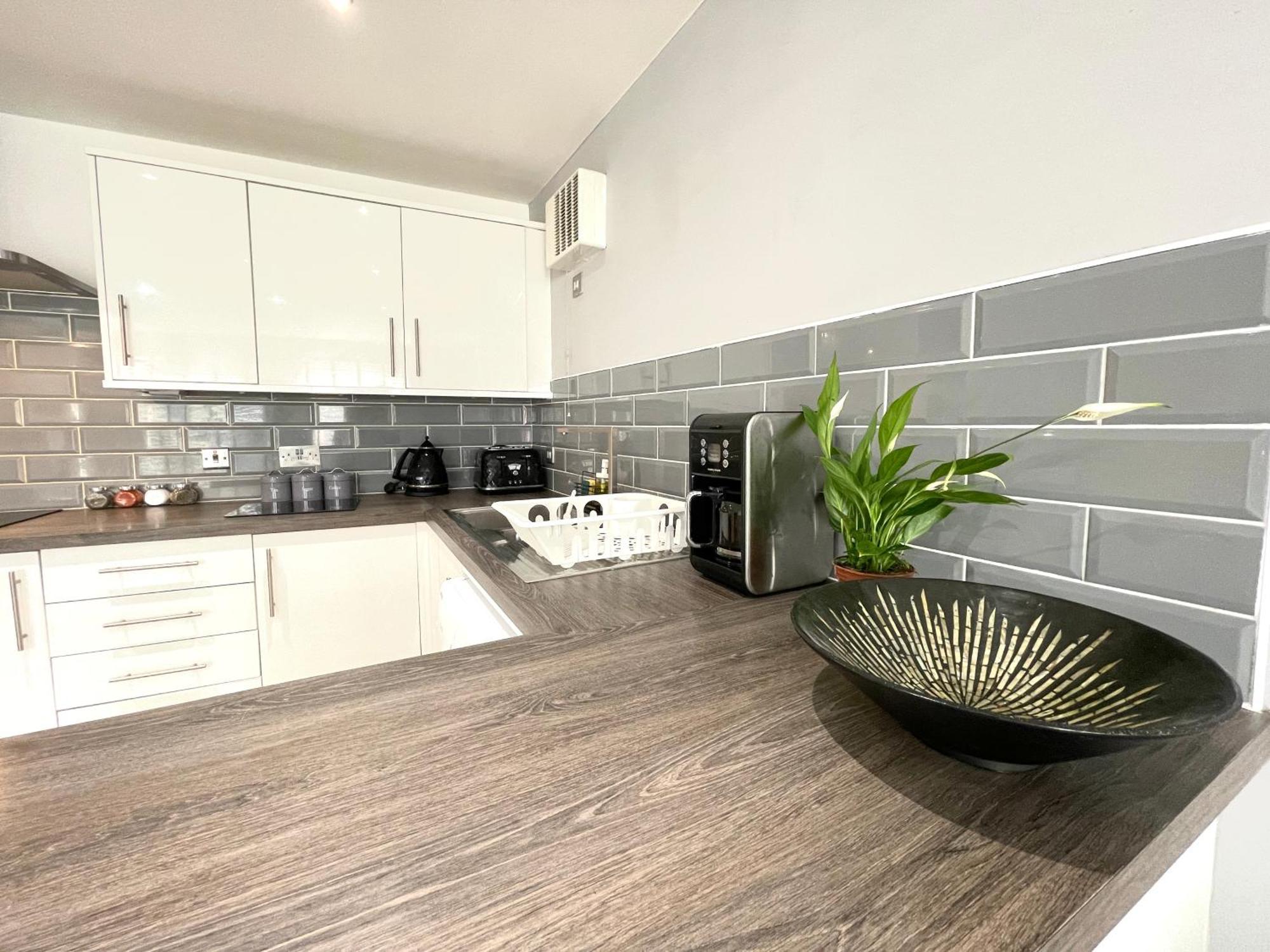 Rnm - Business Professionals Stay, Walsall City Centre, 2 Bedroom With Ensuite And Bathroom, Entire Place, Kitchen & Washroom With Amenities, Smart Tv, Easy Access, Fast Wifi, Parking Nearby, Great Transport Links מראה חיצוני תמונה